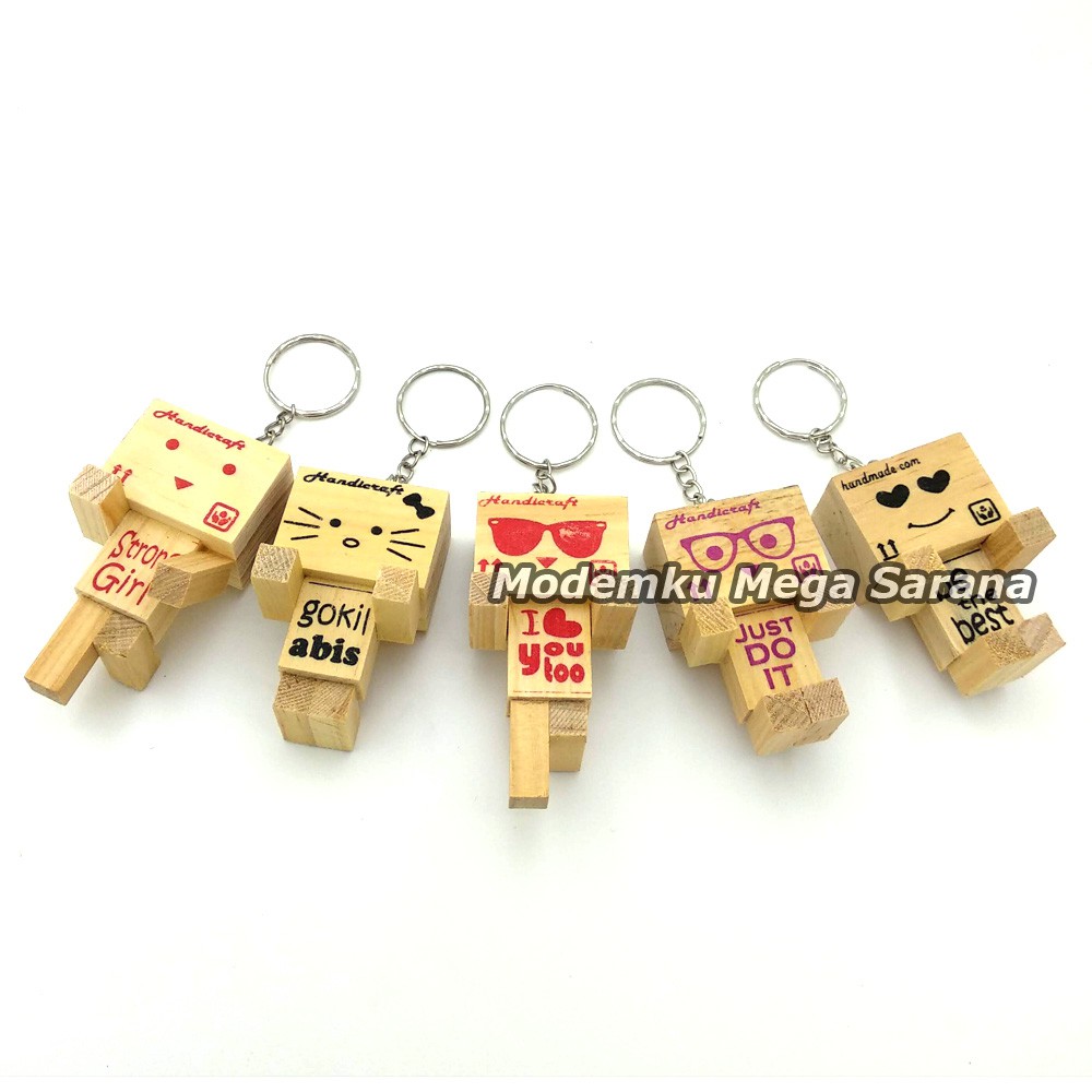 Souvenir Gantungan Kunci Danbo Kayu