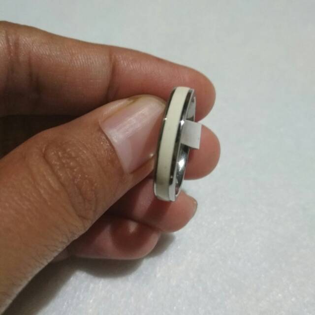 Cincin titanium putih