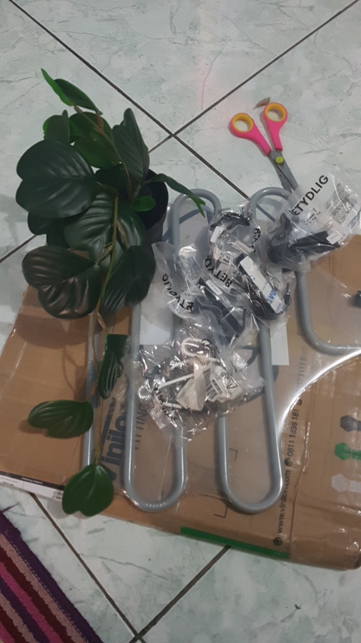 Brallis Gantungan Pakaian, Warna Perak