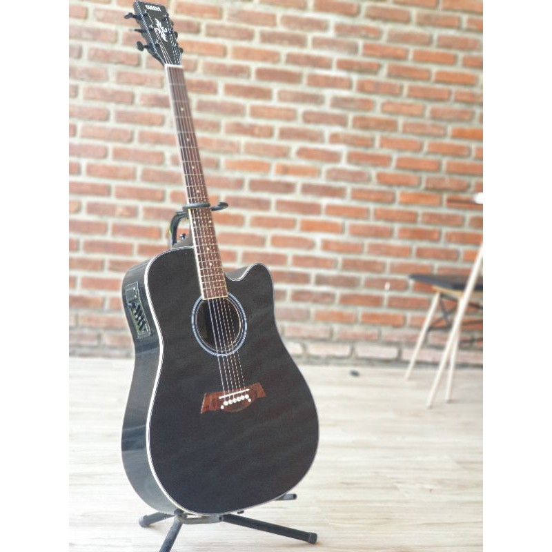 Gitar Akustik Elektrik Yamaha hitam jumbo