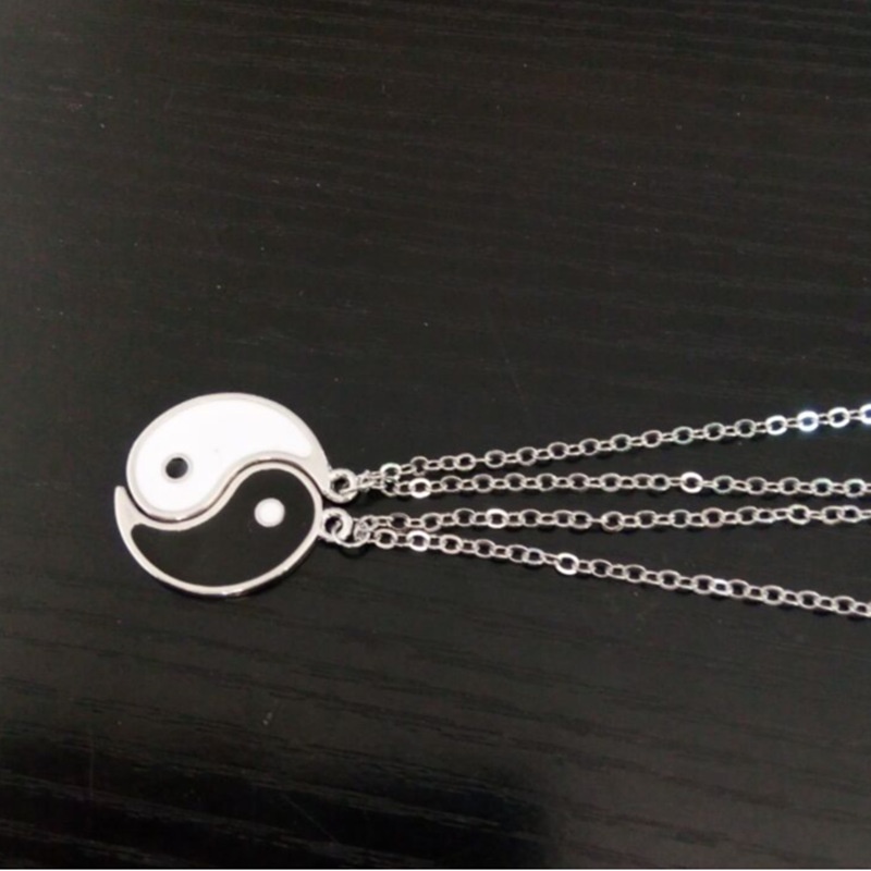 2pcs / Set Kalung Rantai Liontin Yin Yang Tai Chi Adjustable Warna Hitam Putih Gaya Retro Untuk Pasangan