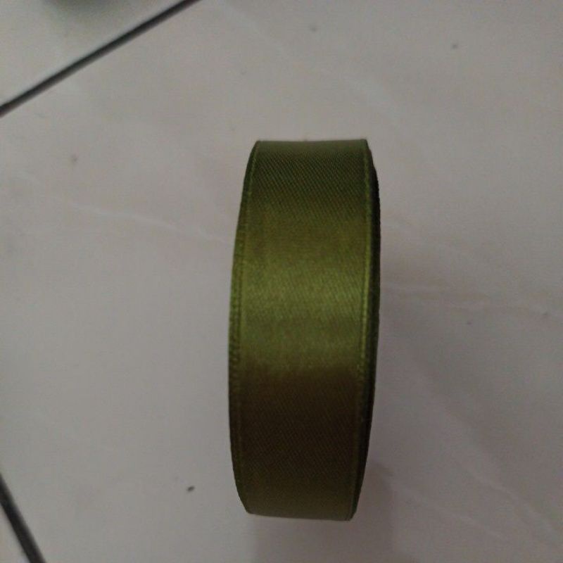 

1 roll pita satin 3/8inchi 2cm 25yard hijau lumut