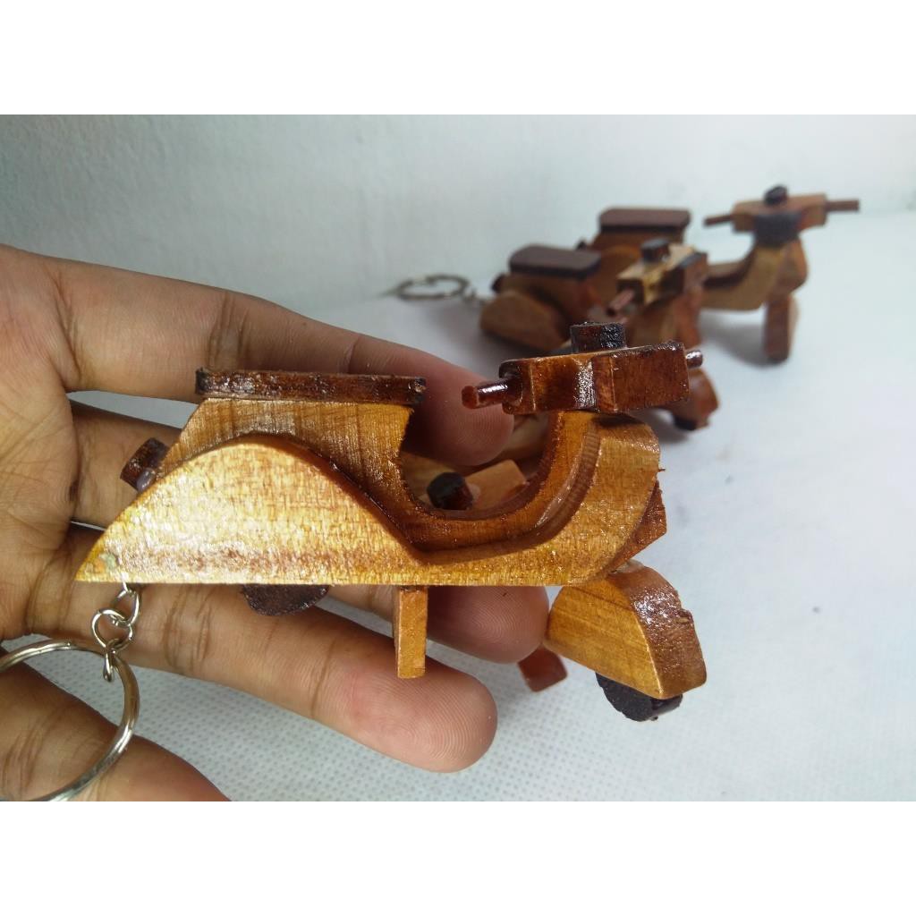 GANTUNGAN KUNCI. SOUVENIR UNIK. OLEH OLEH JOGJA MINIATUR VESPA BAHAN KAYU