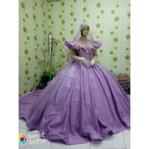 Gaun pengantin model sabrina warna lilac sudah full mutiara