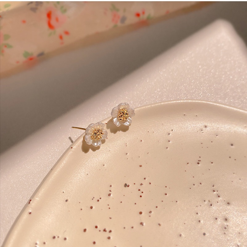 Anting Stud Silver Needle S925 Bentuk Bunga Putih Mini Gaya Korea Untuk Wanita