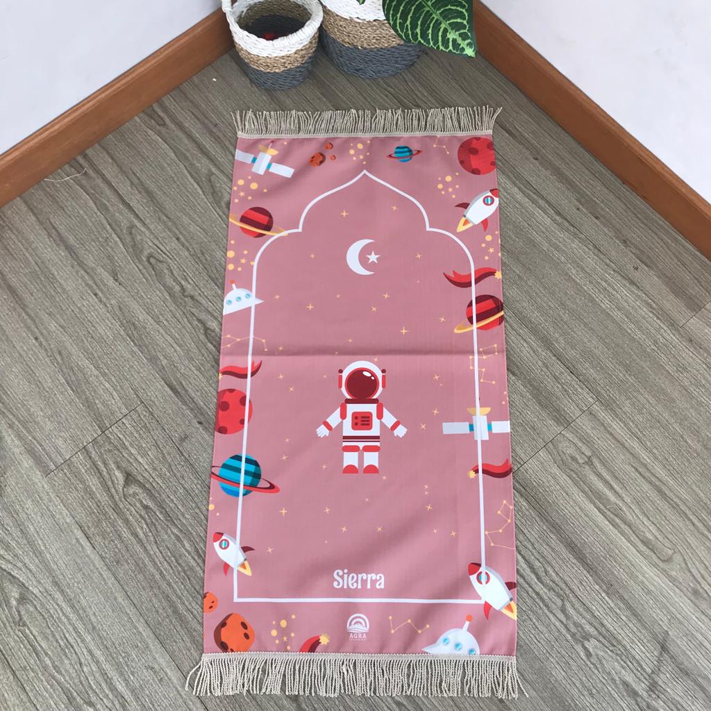 Sajadah Anak Free Custom Nama Premium Grade Anti Slip Astronot Series Exclusive Printed-Astro Pink