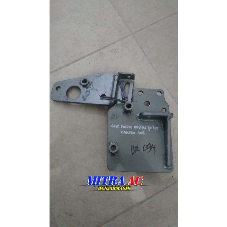BRAKET COMPRESSOR AC MOBIL COLT D PS110/125 CANTER
