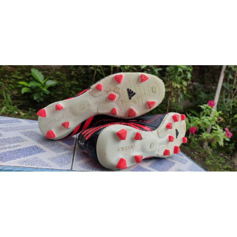 Sepatu bola Adidas Predator Absolado