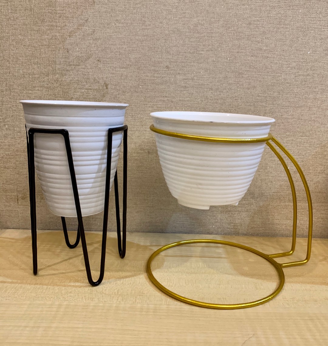 Standing Planter Meja Modern Harmonia Kaki Empat Gold/hitam/putih