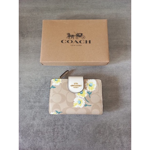 DOMPET WANITA -  COACH MEDIUM CORNER ZIP WALLET IN SIGNATURE CANVAS WITH DAISY PRINT