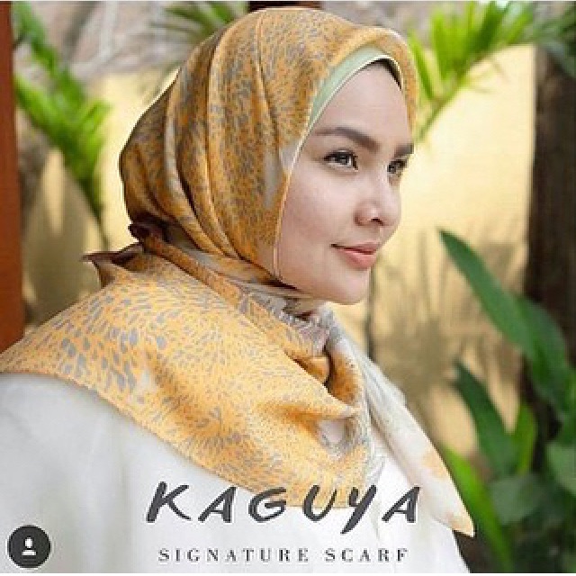Kaguya Scarf Cream by Riamiranda + Dian Pelangi Scarf Abutai Abstrak