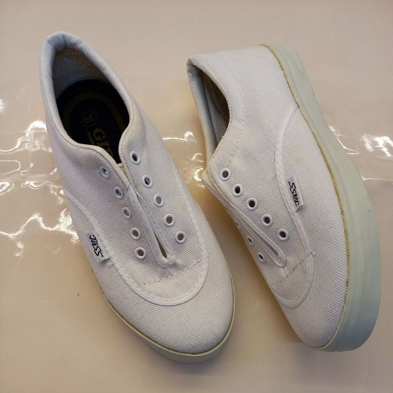 Sepatu girvi  putih jass