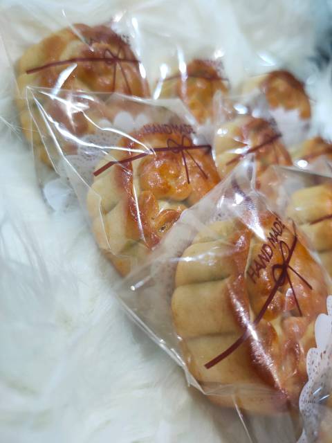 

Mini mooncake 50gr isi 12pc dgn 2 rasa ( tauyung & red bean)