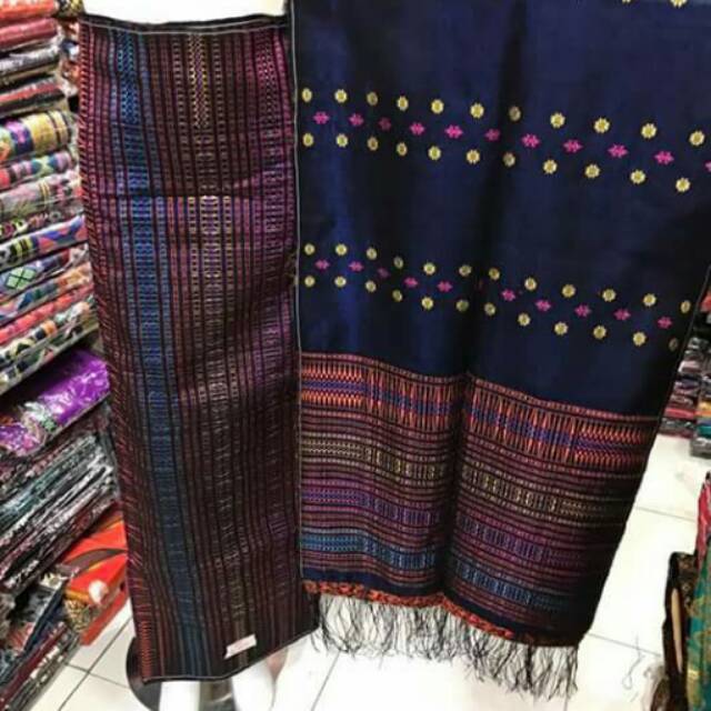 Tarutung pucca bunga bintik tabur
Kain dan selendang