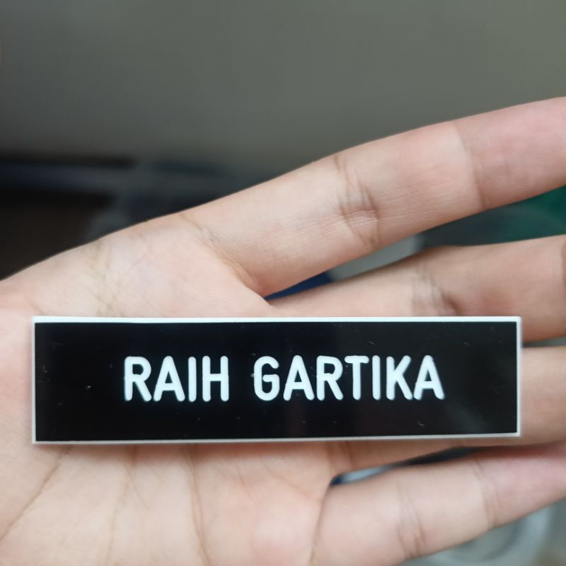 

nametag magnet / nama dada peniti / nametag guru / nametag karyawan/ nametag ukir / nametag grafir / nametag dada
