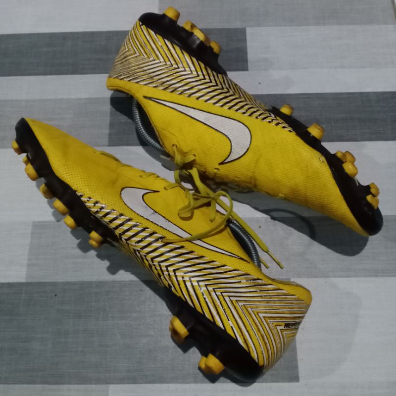 Sepatu bola bekas second original
