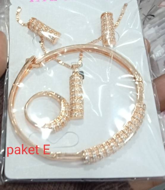 Xuping set wanita dewasa (kalung+gelang+anting+cincin) lapis emas dgn mata zircon