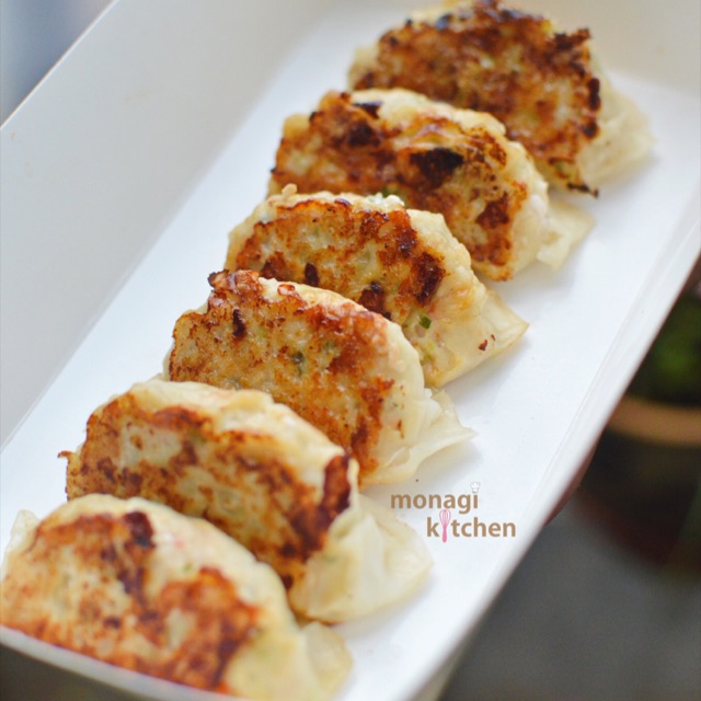 

GYOZA Udang Ayam isi 10 pcs (frozen) - Shrimp Chicken Dimsum Kuotie Mandu