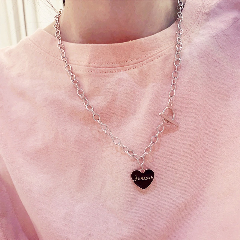 Kalung Rantai Klavikula Liontin Tulisan Love Bahan Titanium Steel Warna Hitam Gaya Hip Hop Korea Untuk Wanita