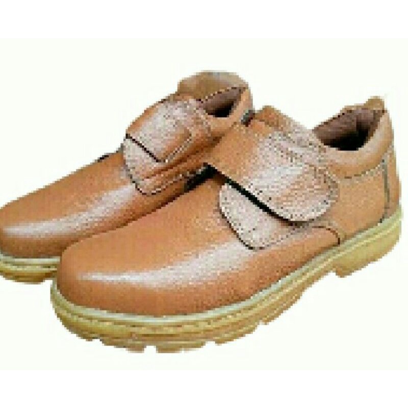Sepatu safety pendek pria kulit.
