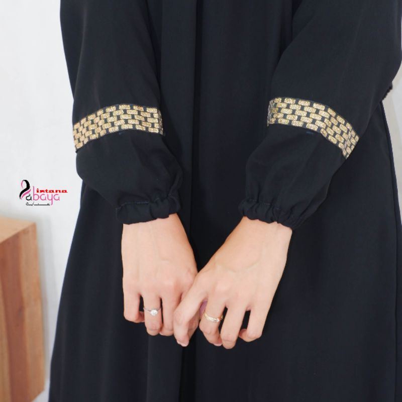 abaya polos.rempel dg aksen dadu catur Emas di tgn dan keliling di bwh!