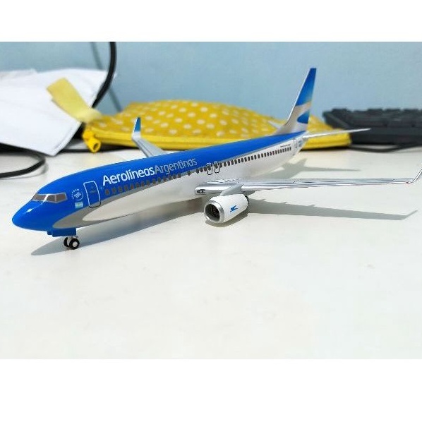 mainan diecast pesawat Hogan Wings Boeing B737-800 Aerolineas Argentinas 1:200