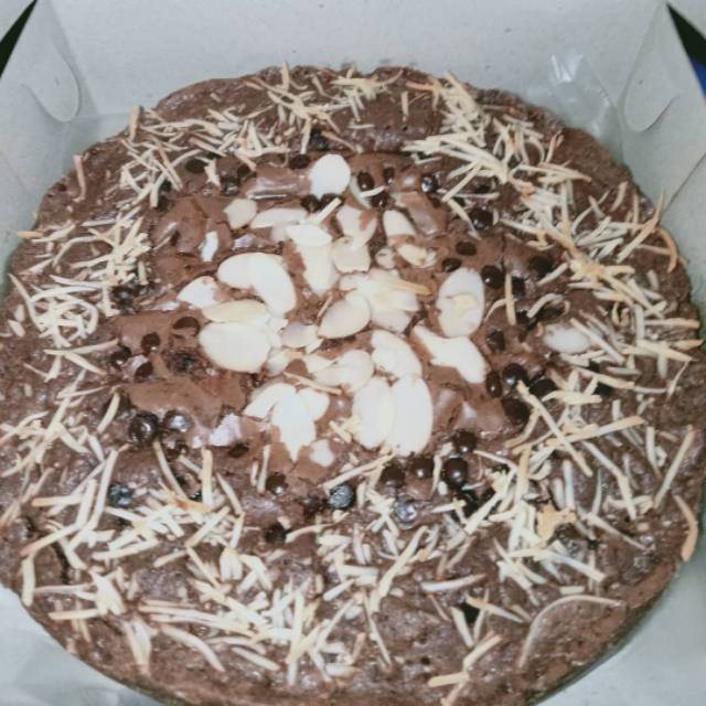 

TERMURAH dan TERENAK Brownies Panggang Coklat Lumer Almond Keju