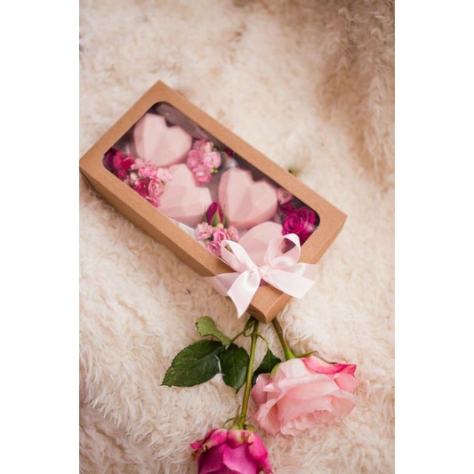 

premium hampers love cake