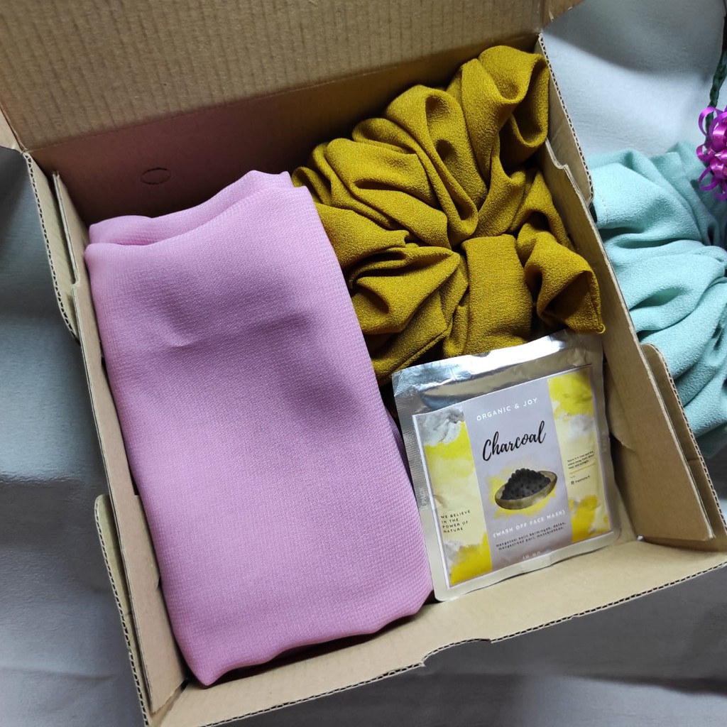 

GIFT BOX HIJAB SEGI EMPAT SCRUNCIE JUMBO HAMPERS KADO HADIAH ULANG TAHUN