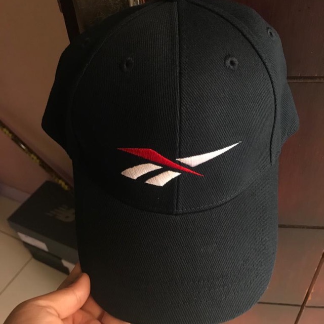 Topi Reebok