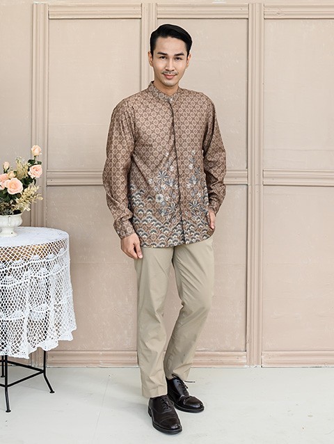 Keenan Shirt in Coastal Grey - Wearing Klamby