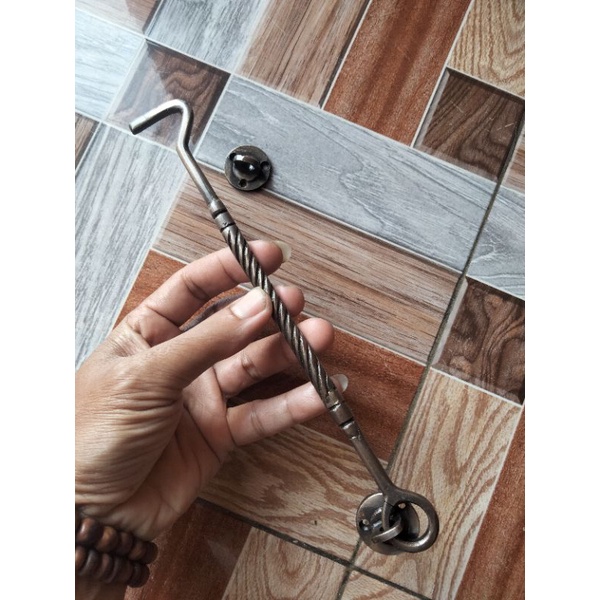 Hak angin' jendela penahan pintu jendela Kuningan motif ulir