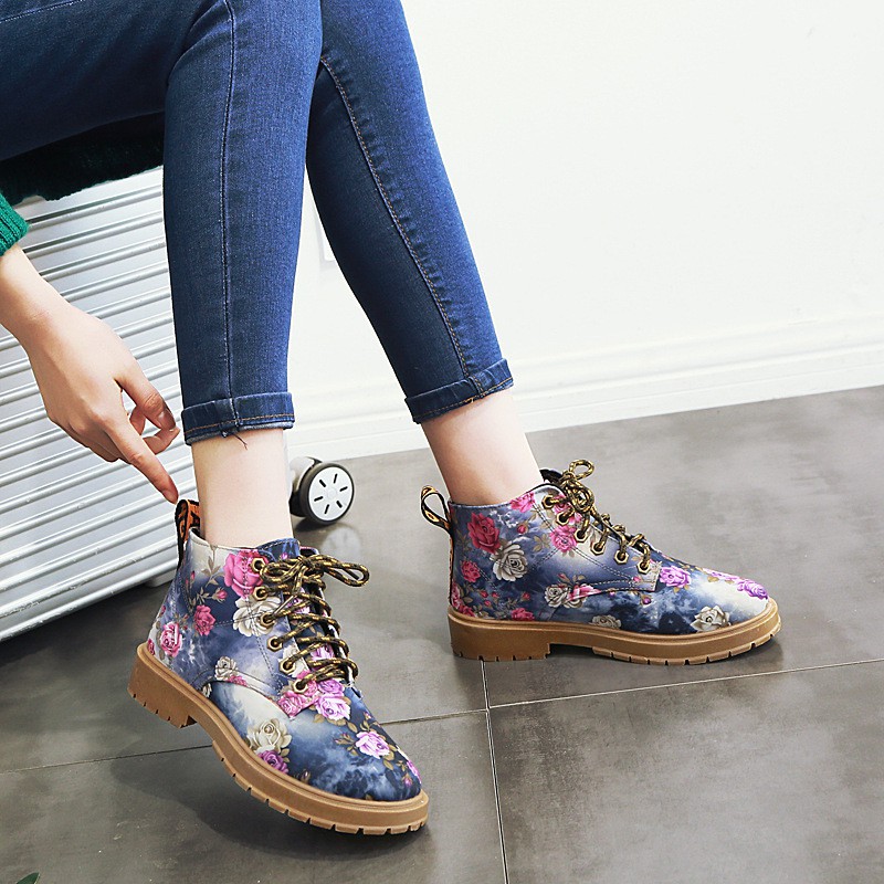 Cowboy floral kasual sepatu wanita tunggal datar dengan sepatu bot Martin tinggi retro