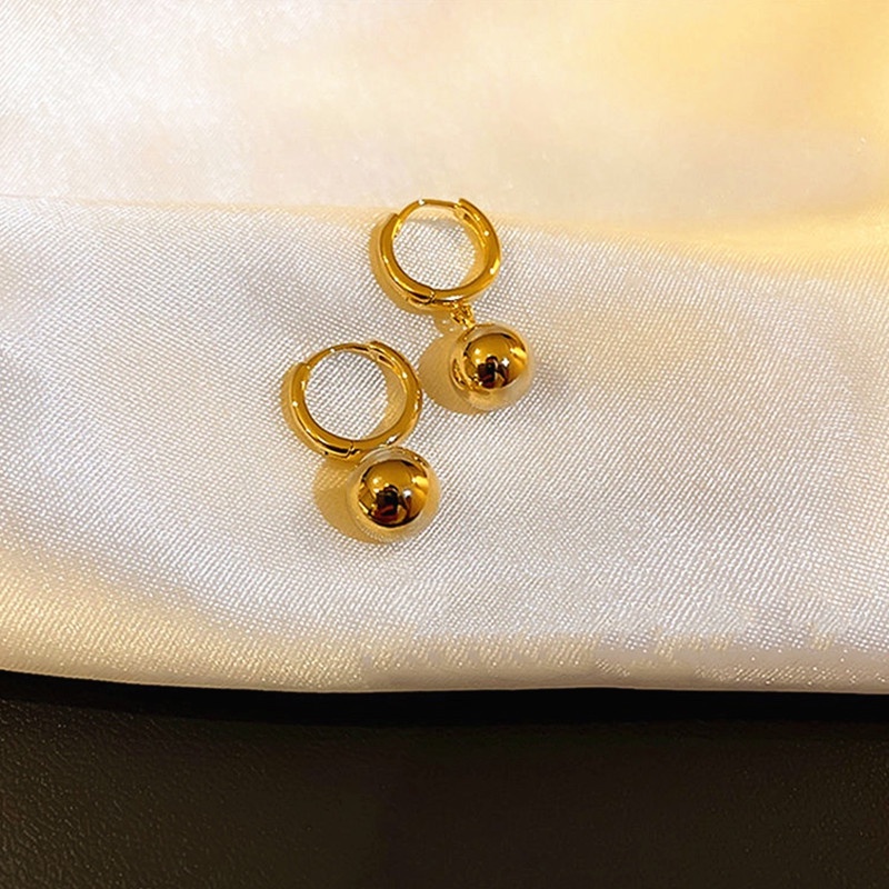 Anting Titanium Bola Keberuntungan Lapis Emas 18K Anti Karat Aksesoris Wanita Perhiasan Korea