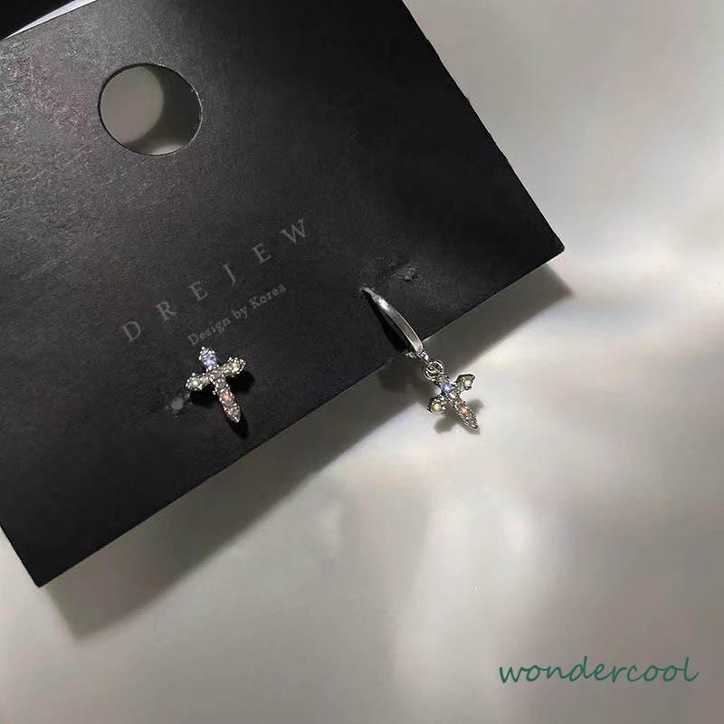 Anting Stud Asimetris Desain Salib Aksen Berlian Kilau-Won