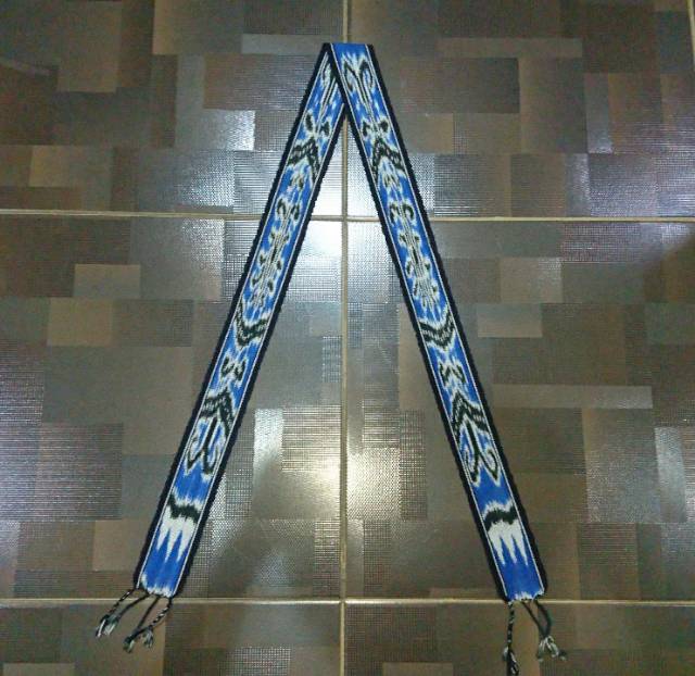 Ikat kepala tenun motif kalimantan biru