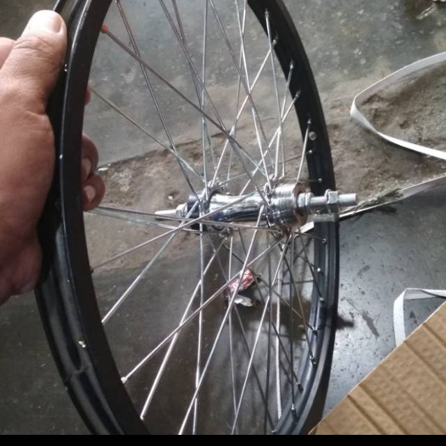 Velg roda belakang sepeda ukuran 20 bmx 
bahan ALLOY