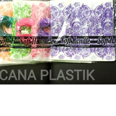 

KANTONG PLASTIK SOFT HANDLE BATIK 30 X 32 30X32