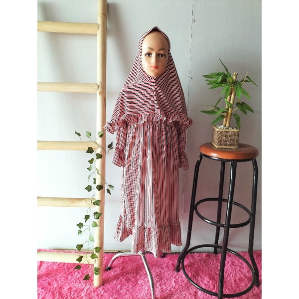 Set Gamis dan Hijab Syar'i Anak Perempuan UK. L Usia 5-6 tahunan Motif Salur Merah