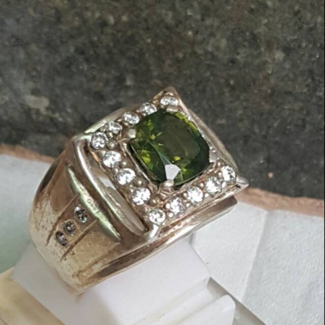 Natural green zircon 2.90 cts