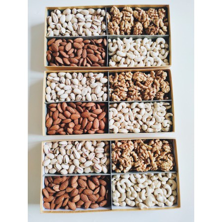 

Gift Box 4 Sections of Roasted Salted Nuts / Kado Hamper
