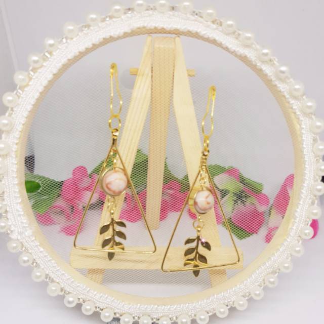 A17 Anting hijab segitiga gold daun