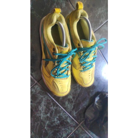 sepatu lining bekas size 42/43