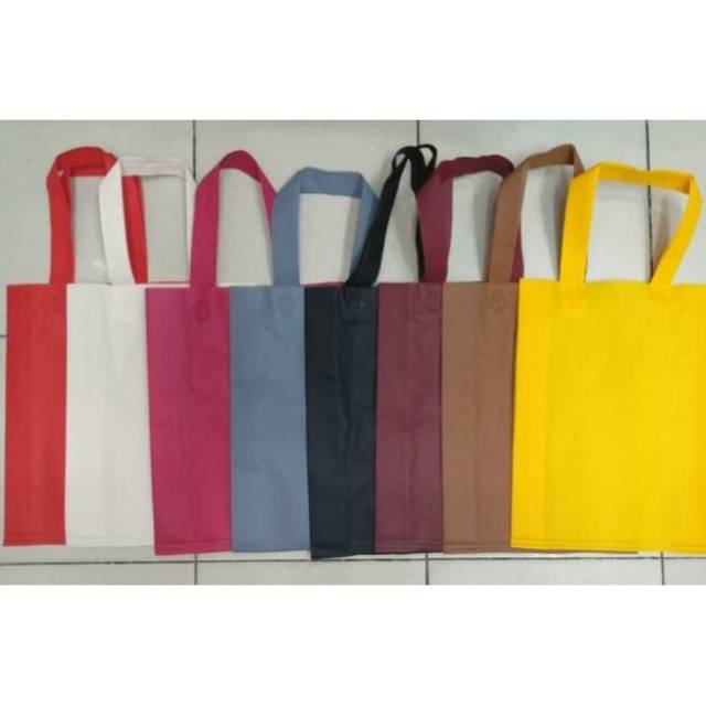 

Tas kain spunbond ukuran 25x35 / goodiebag polos / sponbon polos