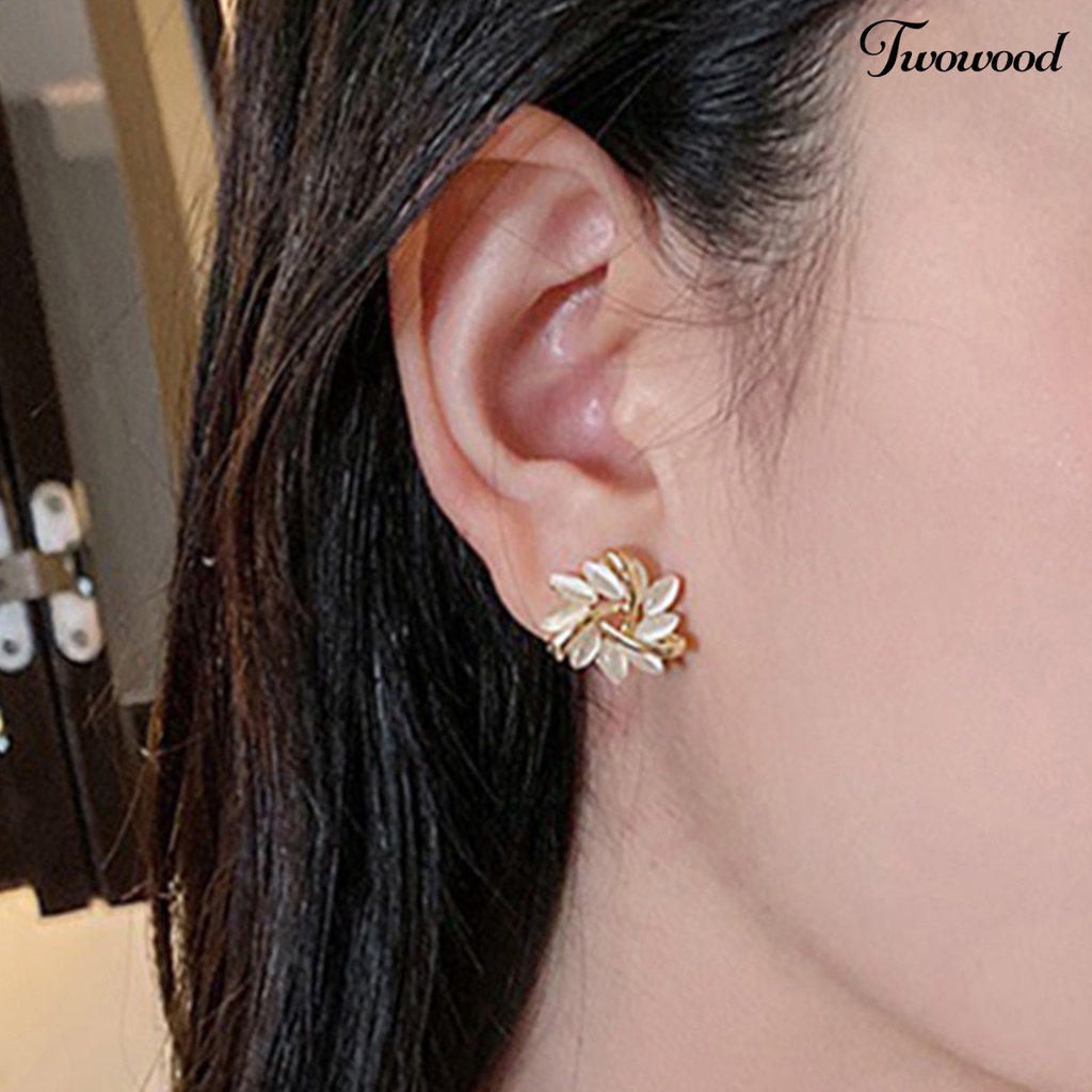 1 Pasang Anting Stud Bentuk Bunga Lingkaran Geometris Bahan Alloy Untuk Wanita