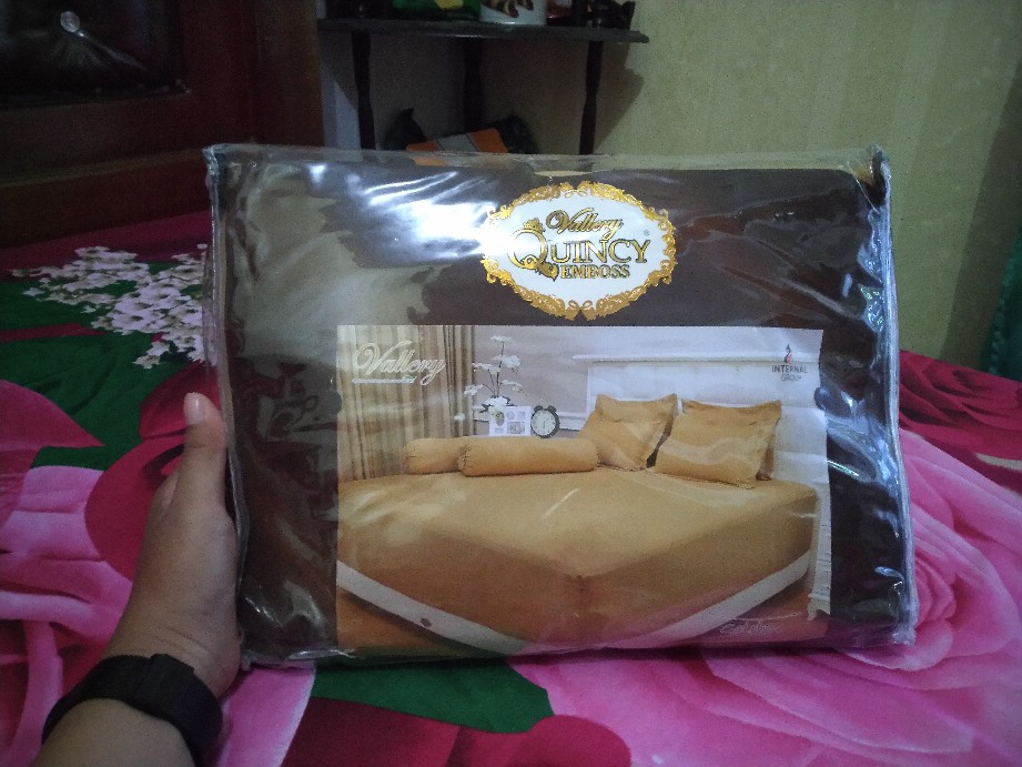 Sprei Vallery Quincy Polos Embos 180x200 Golden King Size