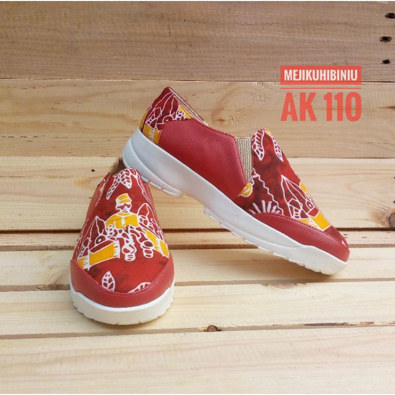 Mejikuhibiniu Butik - Sneakers Slip On Batik Betawi Motif Penjual Kerak Telor