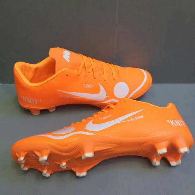 Sepatu bola Nike