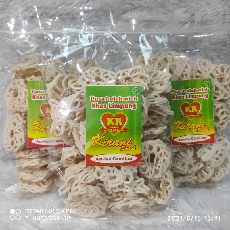 

Kerupuk bawang mentah warna putih bentuk mawar kemasan 200gr