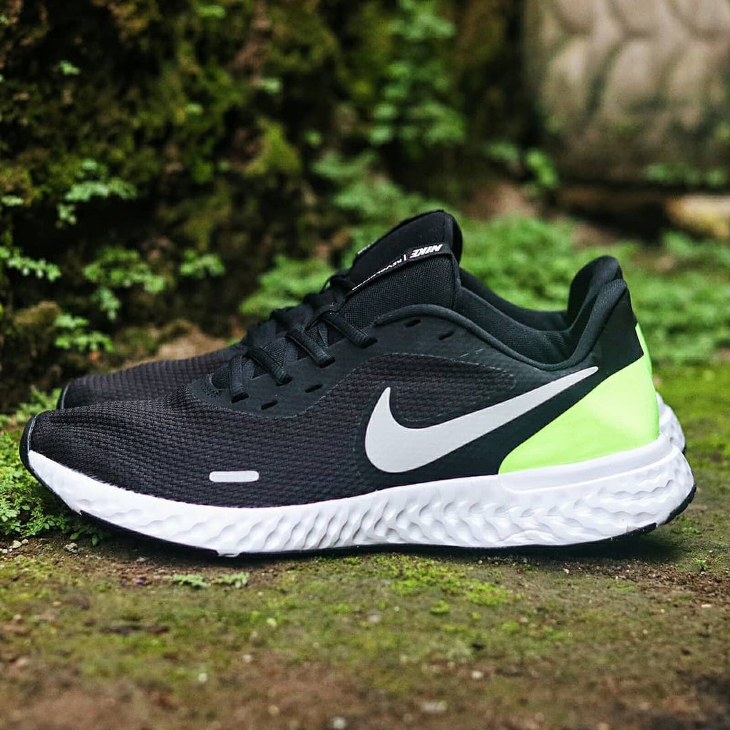 nike revolution 5 ghost green